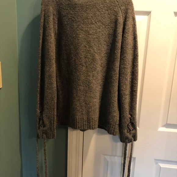 Lovers + Friends Kate Sweater. Size Large - Picture 7 of 7